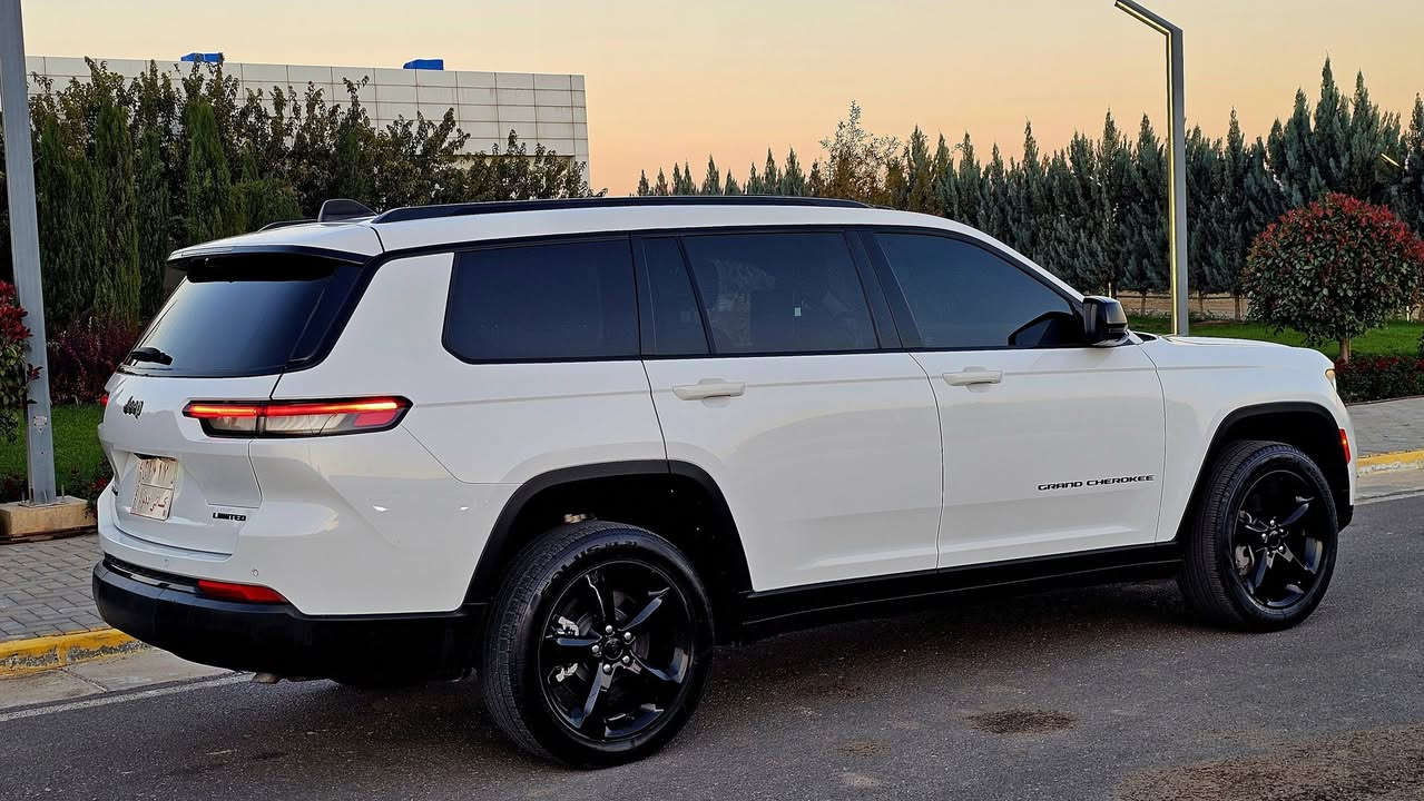 Jeep grand sheroke limited Plus INDIVIDUAL
مۆدێل ٢٠٢٣
جيب كراند شيروكي موصفات ليميتد بلاس انديفيجوال استيراد خاص وارد امريكي حادث جدآ خفيف بدون دواخل 
بيلادي ٣ شاشة و مرايه داخليه كاميرا و ٣٦٠ درجه كاميرات و رادارات كراسي جلد و تدفئة و تبريد وخزن ميموري وارليس جارج 
وارد امريكي حادث جدآ خفيف بيها بابين مبدل نفس لون بيلادي جهه سايق مكانين تكحيل
سعر ٣٥٠ $

***********
