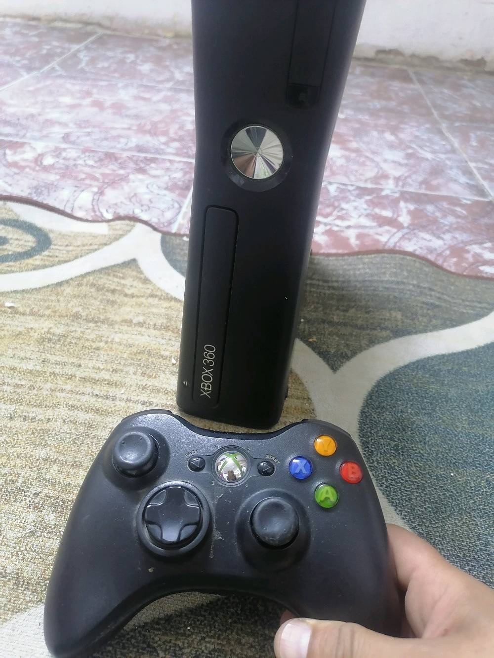 سلام عليكم ورحمة الله وبركاته.. XBOX360   الاصلي يحتوي على تخزين اكثر من ٢٥ لعبة + ثلاث جوستك اثنين سلكي واحد لا سلكي.. ويمكنك ربطه على الانترنت والتحديث وتنزيل الالعاب..
حبيبي شنو الموديل بالضبط؟ هل هو Xbox 360 S لو E وكم سعة التخزين بيه (مثلاً 250GB أو 500GB)؟: 
***********