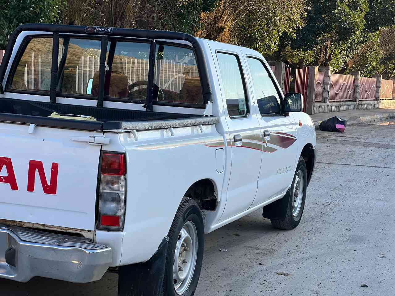 نیسان پیکئاپ 2011  یابانی
سویچ کۆنترۆڵ 

بستێک بۆیاخی هەیە 

گێڕ و مەکینە بەشەرت

مەکینەی نەکراوەتەوە

ساردوو گەرم بە شەرت 

تایەی تازەیە

چرکەی تێدانیە

***********

سەید سادق
