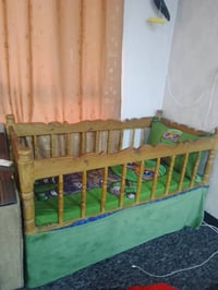 سرير نوم مال طفل سعره 30الف مع الدوشك التواصل على الرقم 07770122821