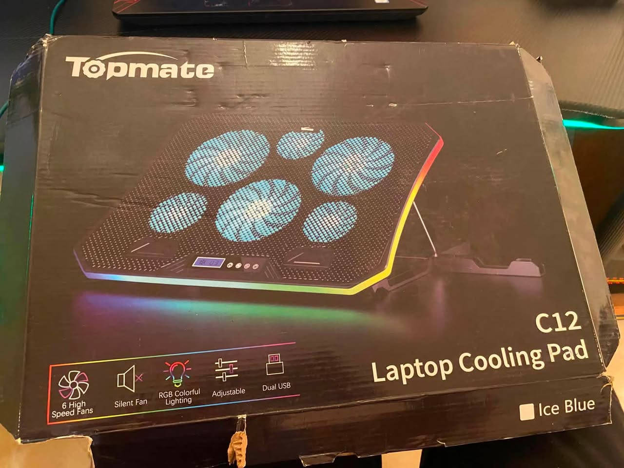 سعر ٣٠ الف
الاسم والموديل
 * الشركة المصنعة: Topmate
 * اسم المنتج: Laptop Cooling Pad
 * الموديل: C12
 * نسخة اللون: Ice Blue (أزرق ثلجي للمراوح مع إضاءة RGB محيطية)
المواصفات التقنية (كما هي موضحة على العلبة)
 * وزن المنتج: 1.17 كيلوجرام.
 * أبعاد المنتج: 415 × 300 × 33 ملم.
 * المراوح: 6 مراوح عالية السرعة (2 مروحة بحجم كبير، و4 مراوح بحجم صغير).
 * حجم المروحة الكبيرة: 110 × 110 × 15 ملم.
 * حجم المروحة الصغيرة: 70 × 70 × 15 ملم.
 * سرعة المروحة الكبيرة: من 1000 إلى 1400 دورة في الدقيقة (RPM).
 * سرعة المروحة الصغيرة: من 1800 إلى 2400 دورة في الدقيقة (RPM).
 * مستوى الضجيج: 21 - 26 ديسيبل (تعتبر مروحة هادئة/صامتة).
 * زاوية الميل (الارتفاع): قابلة للتعديل من 6.5 درجات إلى 50 درجة.
المميزات الإضافية
 * مستويات الارتفاع: تدعم 8 مستويات مختلفة لضبط ارتفاع اللابتوب بما يناسبك.
 * الإضاءة: إضاءة RGB ملونة محيطية يمكن تغيير أنماطها، بالإضافة إلى إضاءة زرقاء للمراوح.
 * التحكم: تحتوي على شاشة صغيرة وأزرار للتحكم في التشغيل، تغيير نمط الإضاءة، وزيادة أو تقليل سرعة المراوح (تحتوي على 6 سرعات من v1 إلى v6).
 * المنافذ: تحتوي على منفذي USB (Dual USB Ports).
 * التصميم والمواد: سطح من الشبك المعدني (Metal Mesh) لتشتيت الحرارة بكفاءة، مع وجود حاجز سفلي مانع لانزلاق اللابتوب (Anti-Slip Bezel).


**إذا كنت صاحب هذا الإعلان وتريد حذفه لأي سبب، رجاءا أرسل رسالة إلى الدعم الفني**