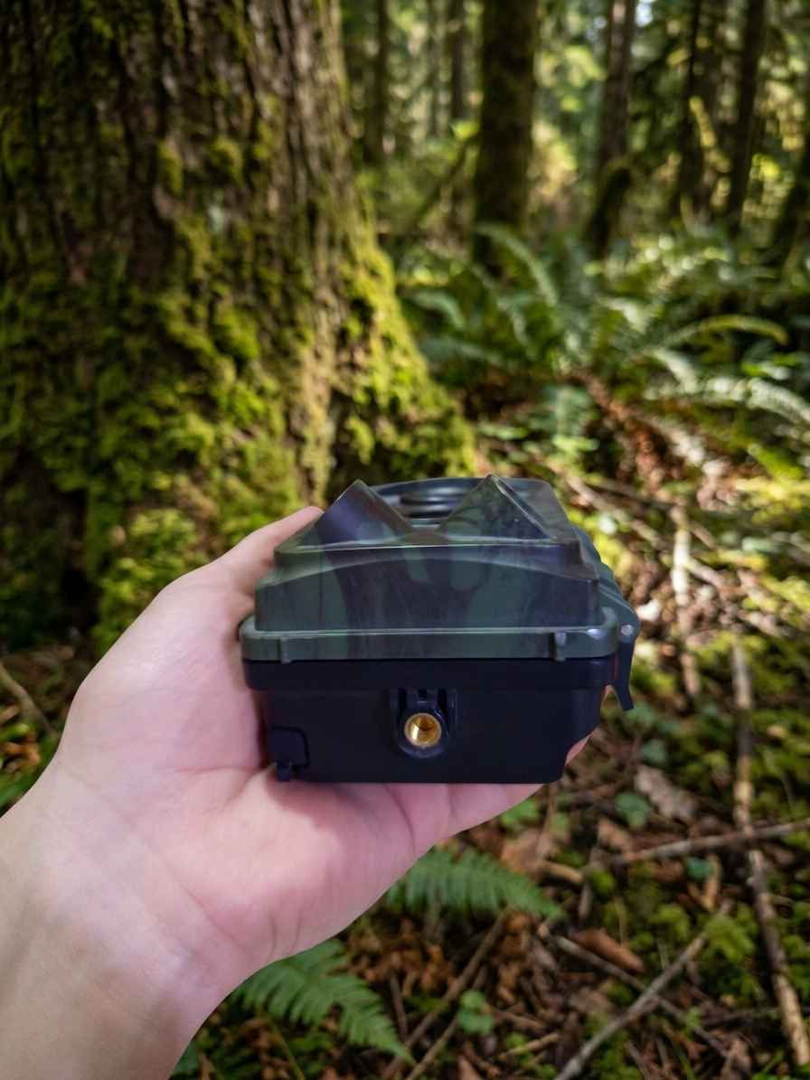 اكتب السعر الي يعجبك وبالعافية 

كاميرا المراقبة والصيد (Trail Camera) - موديل KJK229

متوفرة الآن لدى متجر النخبة، كاميرا المراقبة الخارجية المصممة خصيصاً للبيئات المفتوحة. تعتبر الخيار الأمثل لعشاق الرحلات، وتوثيق الحياة البرية، أو للمراقبة الأمنية الدقيقة للمزارع والمواقع الخارجية.

أبرز المميزات والمواصفات:
تصميم خارجي مموه يضمن عدم لفت الانتباه والاندماج التام مع الطبيعة المحيطة.
تقنية الرؤية الليلية المتقدمة عبر شبكة مصابيح الأشعة تحت الحمراء لالتقاط صور وفيديوهات واضحة في الظلام التام.
مستشعرات حركة متعددة الزوايا سريعة الاستجابة لبدء التسجيل فور رصد أي نشاط.
مرونة عالية في استهلاك الطاقة، حيث تعمل باستخدام 8 بطاريات من نوع AA، مع توفر منفذ طاقة مباشر (DC 6V).
هيكل خارجي متين ومحكم الإغلاق ليقاوم مختلف الظروف الجوية.
منفذ سفلي مدمج يتيح تثبيت الكاميرا بسهولة واحترافية على الحوامل الثلاثية (Tripod).

اكتب السعر الي يعجبك وبالعافية

العنوان: حلة طهمازية عامود 97 مقابيل مطعم رمانة 

متوفر توصيل لجميع المحافظات 5,000

للطلب أو الاستفسار راسلني خاص او على الواتس آب *********** سوق الشيوخ, ذي قار
