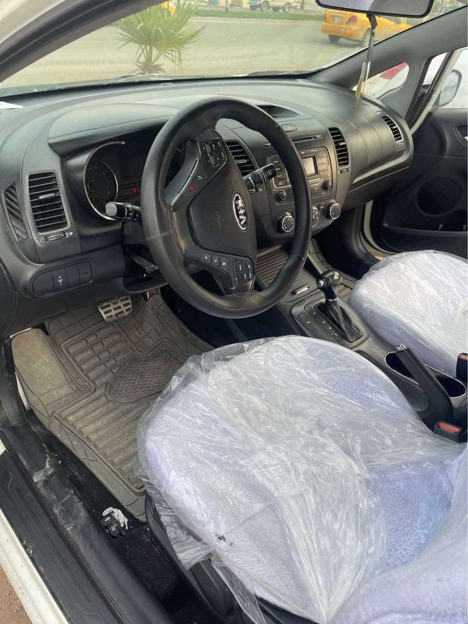 كيا سيراتو 2014 خليجي 
مواصفات تحكمات تحديد سرعة حساس ٣ كير كير اوتوماتيك وعادي وستيرن نظام قيادة سبورت نورمال ايكو
تبريد مركزي ليد زنون لايت امامي وخلفي ليد لايت اوتو 
مكينة دوش حجم : 1.6L مرغوب 
ماشي 135,000كم 
مامفتوح كير مكينة تبريد كهربائيات بشرط 
بونيت مرشوشة بدون دواخل وبيها ضربة بالهلال موضح
رقم سليمانية دوالي سنوية جديد لحد 2027
سيارة معروضة بـ: 125$ 
عنوان كركوك
سيارة مالبيت نظيف بدون نواقص 
مكلف بالنشر
للاستفسار اكثر واتساب *********** كركوك, العراق
