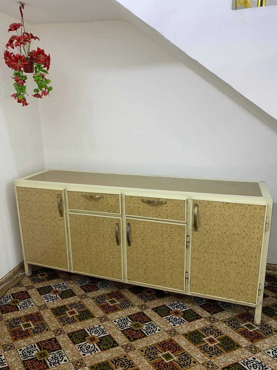 للبيع. كاونتر مستخدم نظيف اخو جديد
قياس 5.25 متر خمس مترات وربع 
مكاني بلحسينيه المخابرات
***********
