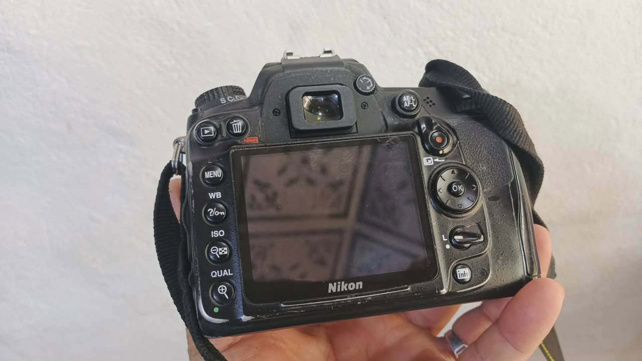 نيكون D7000 نضيفه مثل ما موضح بل صور كامله من كلشي كلش حلوه صورتهه السعر 450 وبيه مجال قليل ***********
