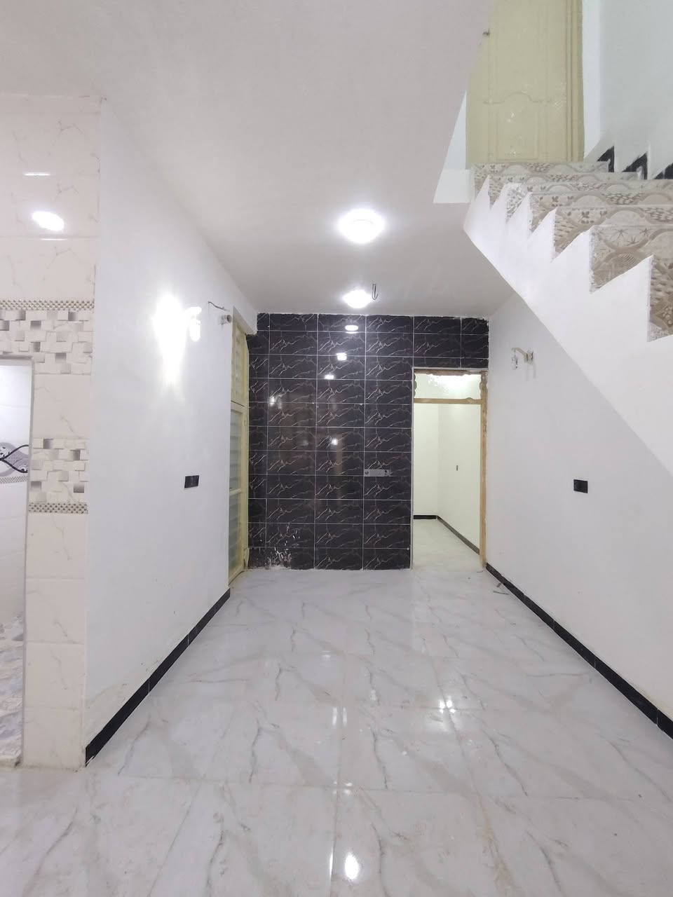 50 متر للبيع
_طابو زراعي سند 25 قرار محكمه مرقم ومشمول بالتطويب
_قريب من الشارع العام بالخط الاول مسافة 100 متر 
_بناء طابوق نهروان جمهوري صب تسليح مركزي اساس وسقف السطح مطبك شتايكر 
_غرفه وصاله ومطبخ وصحيات داخليه 
خدمات كامله ماء كهرباء تبليط خط مولد سوك مدارس اهليه وحكوميه انترنيت
بسعر 26 وبي مجال
عنوان البيت نجف مقابل ملحق قرية الغدير 
للاستفسار اتصل على *********** أو مراسله واتساب
