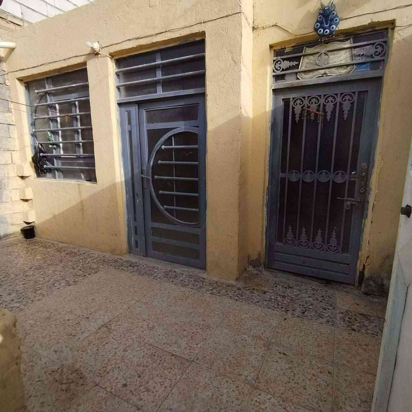 "بيت للبيع في علوة الفحل، مساحة 100 متر مربع، طابو زراعي سند 25. الموقع مميز ومقابل مدرسة عبد الله بن عبد الحسين، شارع رئيسي. البيت أساس صب وسقف شمان. السعر: 34 مليون دينار عراقي. للاستفسار: مكتب حسين النجفي ***********".
