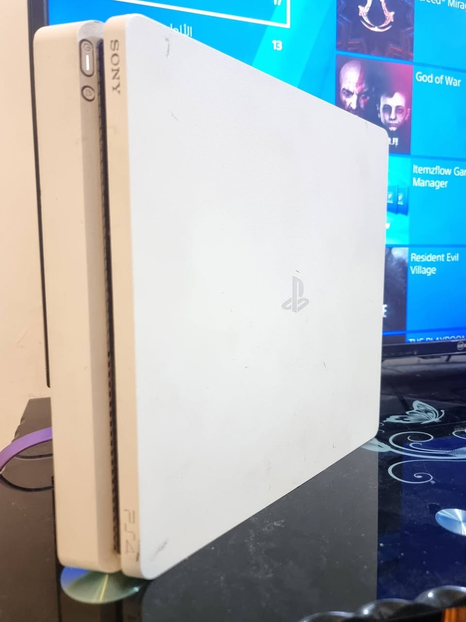 بلي 4 سلم باندل لون ابيض 
مهكر نظام 9.00 بدون فلاش او قرص 
ذاكره 500 GB جهاز نضيف جدا
 لا مفتوح ولا مصلح كامل ملحقات بدون نقص 
جويستكات عدد 3 يحتوي على 12 لعبه
عنوان بغداد الشعب للاتصال او واتساب 
***********
