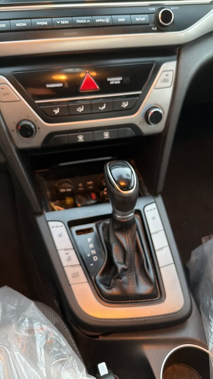 السلام عليكم ورحمة الله وبركاته
هونداي النترا 2018. فول فول مواصفات ماشيه 200 الف ك.بيها صبغ بنيد وصفحة السايق سياره جاهزه بدون اي نقص 
رقم اربيل تحويل مباشر 
السعر 12000 دولار 
دفتر وعشرين ورقه وبيهه مجال للطيبين


**إذا كنت صاحب هذا الإعلان وتريد حذفه لأي سبب، رجاءا أرسل رسالة إلى الدعم الفني**