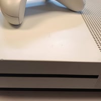 ​🎮 للبيع: Xbox One S - بحالة ممتازة جداً 🎮 المواصفات المميزة:  ​المودي...