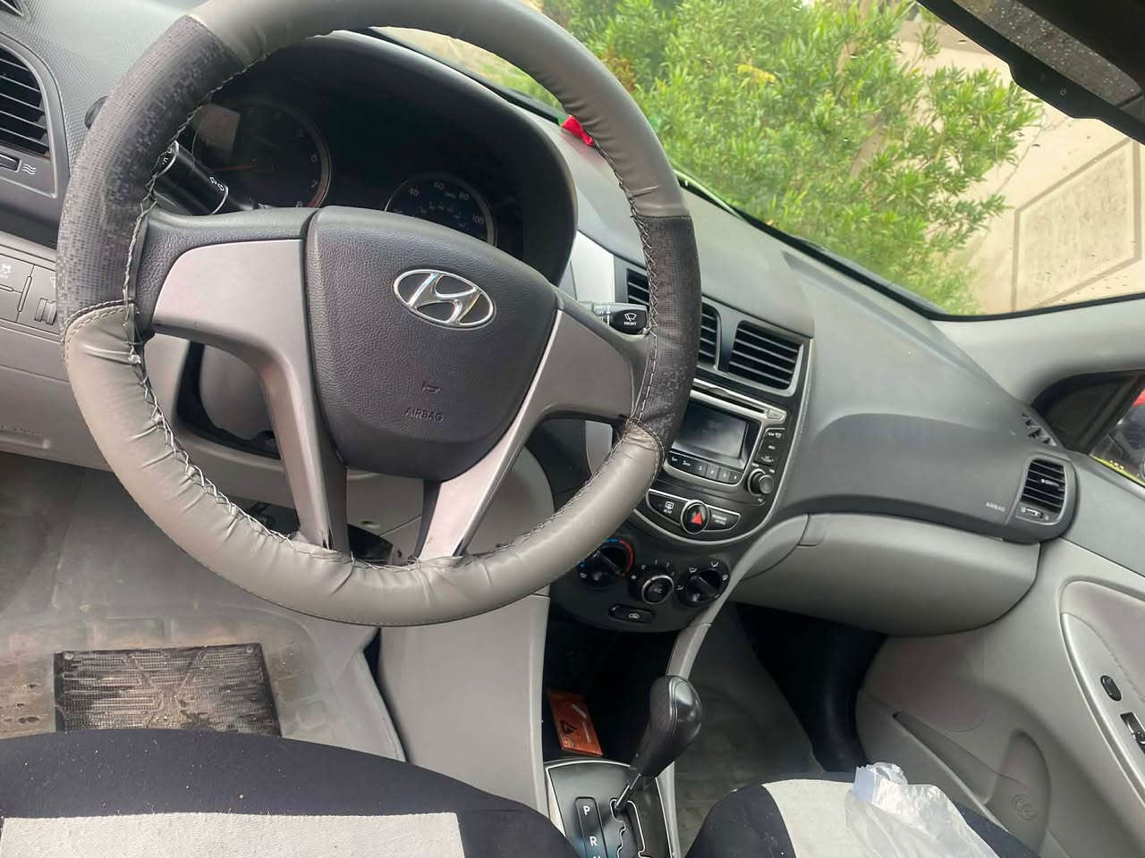 هونداي اكسنت امريكي موديل٢٠١٧. بي تعديل بارد بدون دواخل و بدون ايرباك
باب سائق تبديل نفس الون بلادي بس بي صبغ لتطابق اللون
ربع بونيد تعديل بارد والصندوك تعديل بارد وبي جم رصعة
كير محرك تبريد كهربائيات ابشرط
رقم الماني جديد طخم تاير جديد 
مابي برغي نقص 
السعر ١٠٢ $
مكان السيارة كركوك
للاتصال *********** كركوك, العراق
