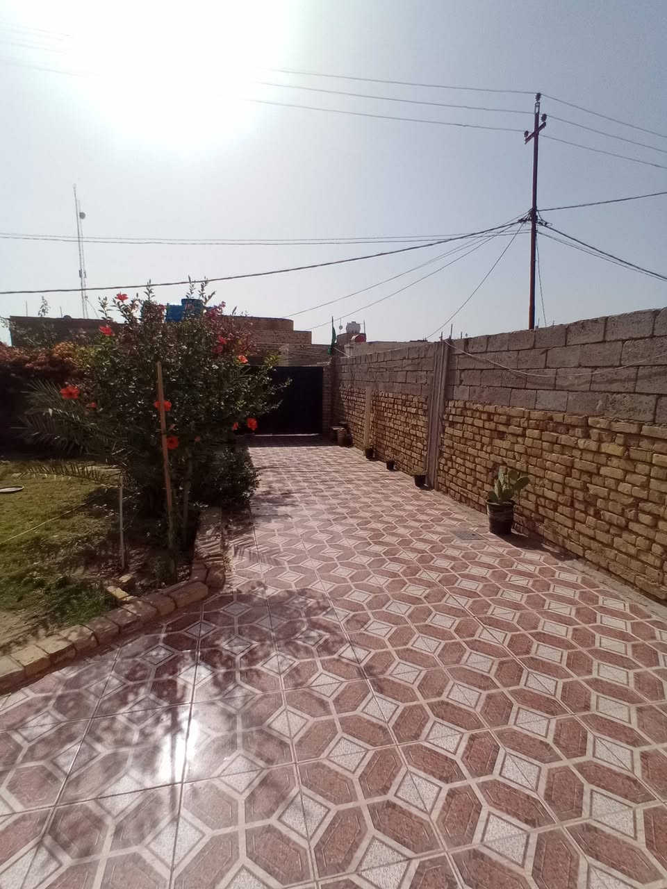 بيت للبيع مع عرصه خلف البيت على الشارع الثاني ال حمد خلف العمارات السكنيه قرب المنشأت حجي جليل   خامس بيت عن الشارع العام المساحة ٤٦٠ متر 
غرفتين نوم ٥×٤ صاله ٨×٤ مطبخ ٥×٤ براني ٨×٤ بعده ماكامل نقص ٤٠٠٠ طابوگه فقط الحديد والباب والشباك موجودات + حديقه مرتبه للتفاصيل الاتصال على الرقم ***********
