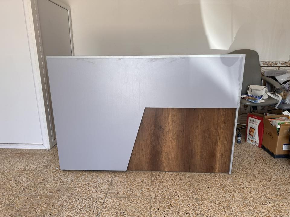 السلام عليكم
ميز رسبشن MDF  تم عملة حسب الطلب انارة لد دفن 
استخدام جدا جدا قليل اي ضرر مبيه 
العرض ١٨٠سم
الارتفاع ١٢٠ سم 
العمق ٦٠ سم
يحتوي على مجرين و كومديين 
للاستفسار التواصل على الواتساب 
***********
