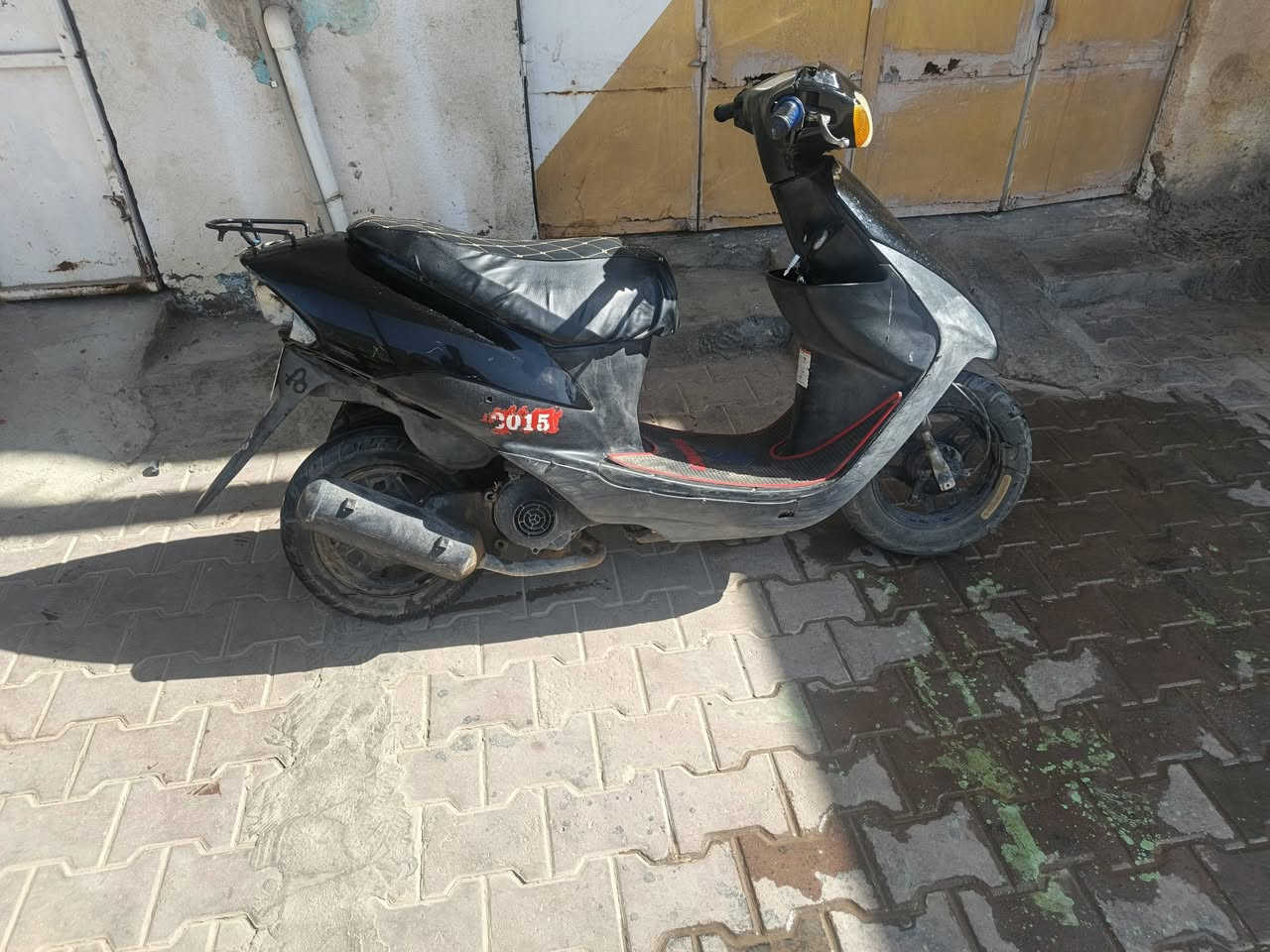 دراجة للبيع مكينه ما مفتوحه يحتاجلهة تلجيضات كهربائية سعر ٢٠٠ وبيهة مجال ***********
