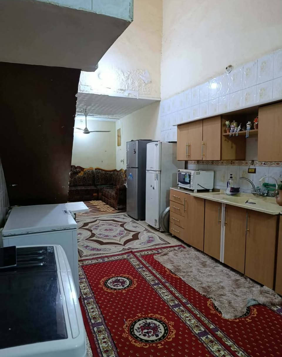 السلام عليكم بيت للبيع مساحه 150 م
طابو زراعي سند 25 العنوان حله حي الجزائر خلف مستشفى الحياة الاهليه 

البيت قريب على الشارع موقع ممتاز البناء بلوك وعكاده السعر 90 مليون

يتكون من غرفتين نوم وهول ومطبخ ومجمع صحيات داخليه وصحيات خارجيه 

للاستفسار المراسله أو الاتصال ***********
