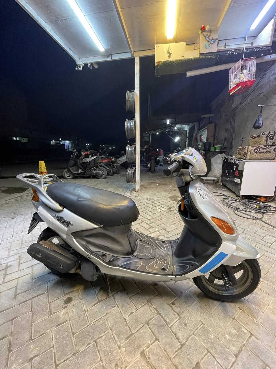 السلام عليكم دراجة دولفين لون مثل ما اشوفون مدامكم دراجه بلاد فحل ما مفتوحة نگرة وهندر شغال السعر ٩٥٠ وبي مجال مو شراي لا تخابر 
***********
