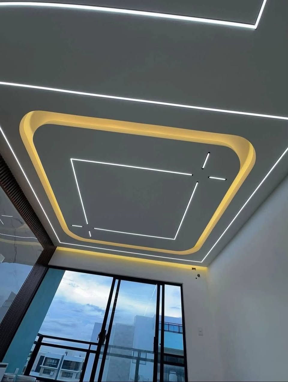 تصميم وتنفيذ جميع اعمال الديكورات الداخلية
نعمل بكل انحا البصرة 
***********
جبسبورد -سحبات-شي بورد-بردكس خارجي-
