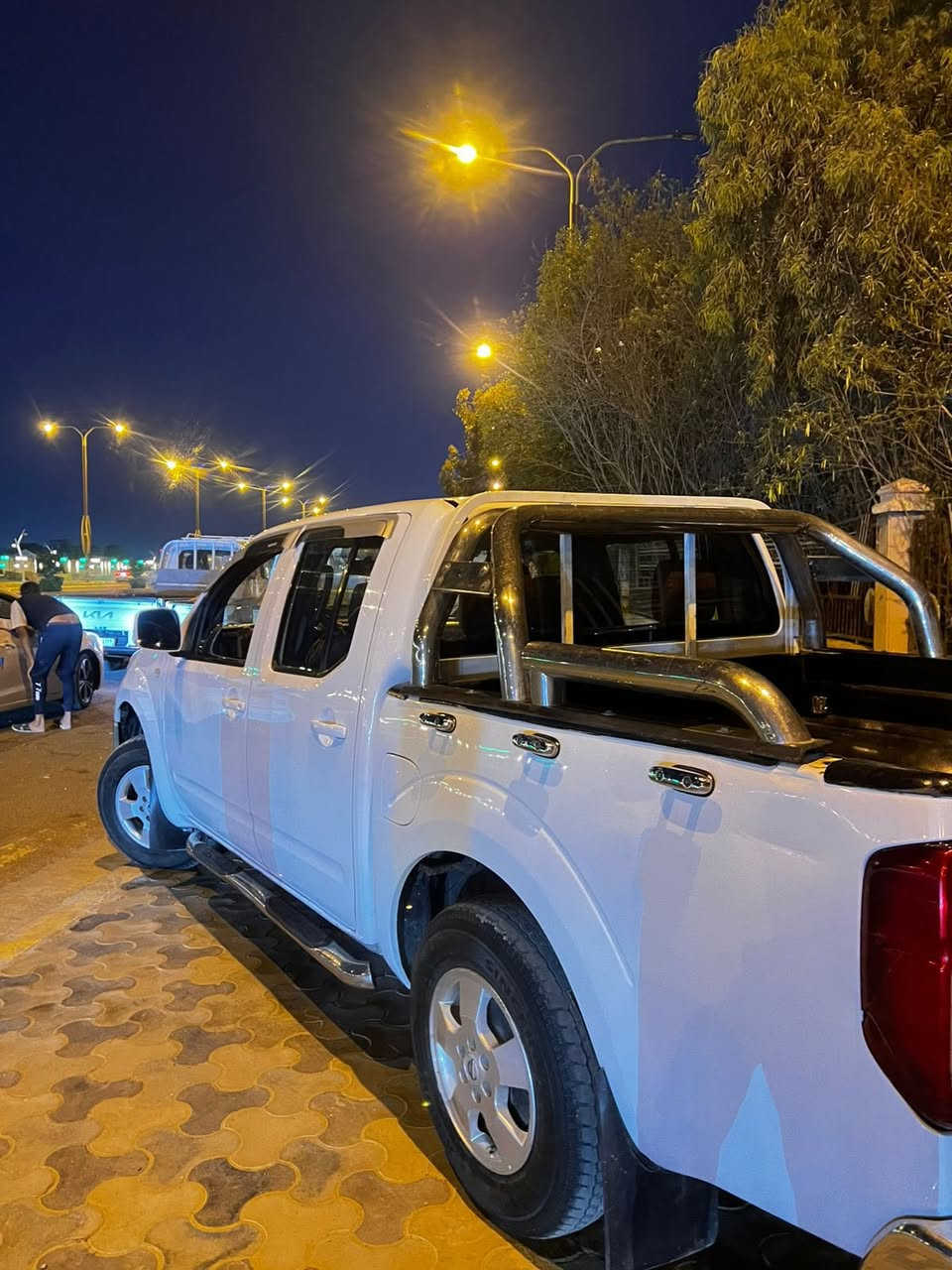 السلام عليكم 
نيسان نيفارا ٢٠٠٩ 
السياره نضيفه 
ضربتها بابا بصف السايق مصلح 
وبيها طخطخات اني مصلحها وصابغ الاماكن مال الطخطه 
ابيعلك حزان بس هيه مو حزام 
السياره نصبتها حلوه 
صدرها جديد كهربائيات
كيرها محركها وين متريد ترايك 
ترهم بيع او مراوس 
*********** 
مكان السياره فلوجه
