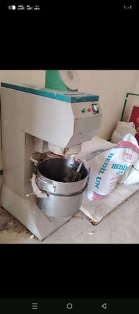 خلاط سوري 60 لتر  نضيف وشغال اربع سرع السعر 725وبي مجال العنوان بغداد ...