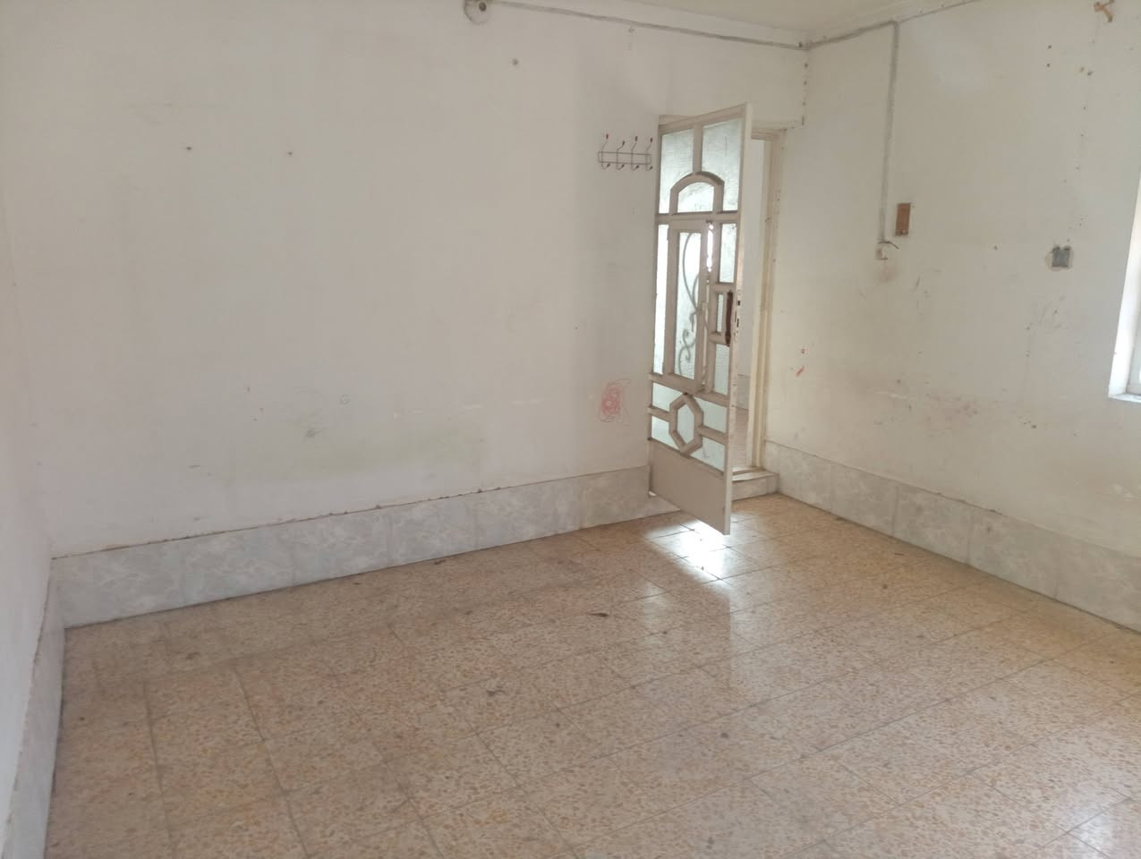 يوجد بيت طابو صرف نضيف وفارغ
المساحة 130م ركن وعل ساحة 
الوجه 10 والنزال 13 طابقين نوم 2 
شارع 80 محيزم 4 قريب عل مسجد الرحمن 
للاستفسار مراجعة مكتب الشارقة للعقار مقابل مسجد الرحمن الاتصال اوعبر المراسلة ***********
