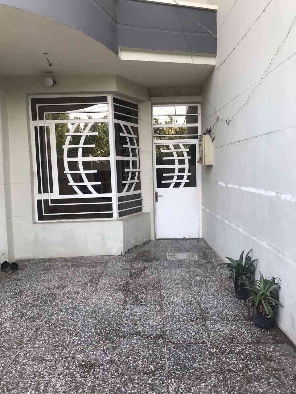 السلام عليكم دار للبيع البلديات شارع الكهرباء
مساحة 200واجهه 10نزال20
6غرف نوم 
2صاله ومطبخ
وخدمات فوك وجوه وستقبال 
ومن ضمنه حديقه مقابيله 
كامل فقط درج مامطبگ
سعره380
***********
