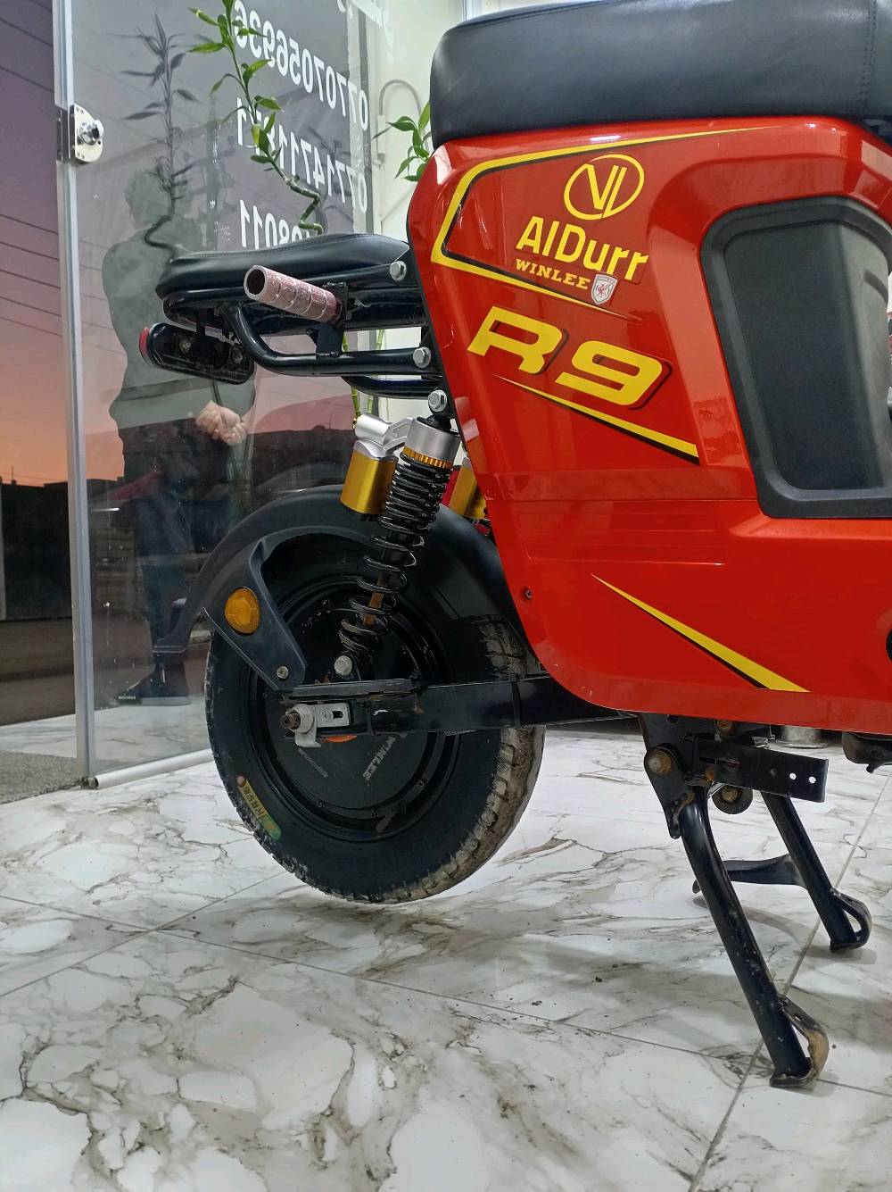 دراجة كهربائية R9 حمراء اللون بحالة جيدة ومناسبة للاستخدام اليومي. تصميم مريح ومجهز بمقعد مريح ومرايا جانبية. مثالية للتنقل داخل المدينة. تُباع لأسباب شخصية، والبيع بشكل فوري.