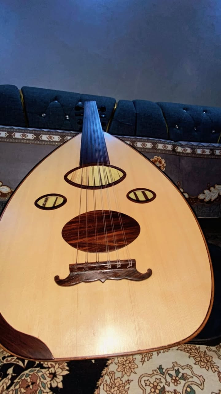 عود عراقي فرس ثابت صناعة محمد القيسي ٢٠٢٥ الرجه سبروس الضهر صندل المفاتيح ابانوس الاوتار لابيلا امريكي صوت فدشي السعر ٦٠٠ مجال بسيط واتساب ***********
