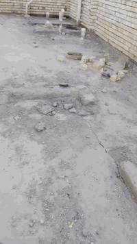 اسلام عليكم بيت هيكل بغداد ابو منيصي قرب شركت الرائد مساحه ١٥٠نزال ٢٥وجه ٦ كامل مجاري تقطيرسبالت صبه ارضيه نقص بس السكف مقابيل محرم وشارع تلاثين قربي عل مدارس الستفسار الاتصال على الرقام  ‏‪***********‬‏. ‏‪***********‬‏
