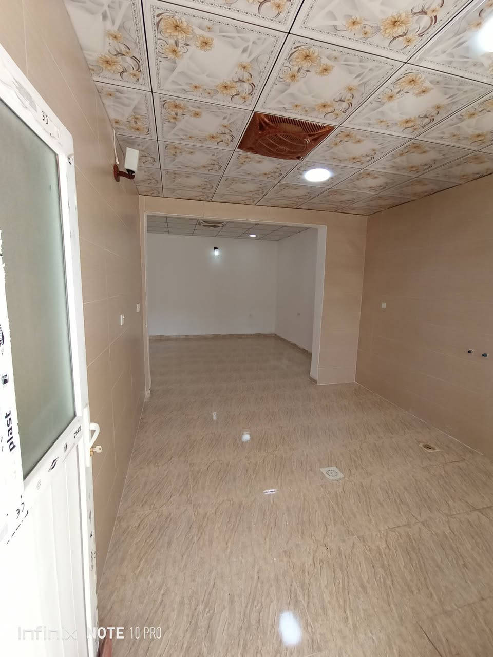 سلام عليكم بيت للبيع في اربيل شقلاوه مساحه 160 متر
بيت غرفتين نوم صالي حوالي مطبخ صحيات 
 بيت نضيف قبل يسجل بسم كل مواطن يحمل جنسيه عراقيه  السعر 3 دفاتر 90 ورقه قابل للتفاوض

ملاحضه بيت بي اضافات ازكام بل سطح 
كتايب عل كل شبابيك 
تغليف مناور  
الستفسار اتصال او واتساب موجود 
***********
