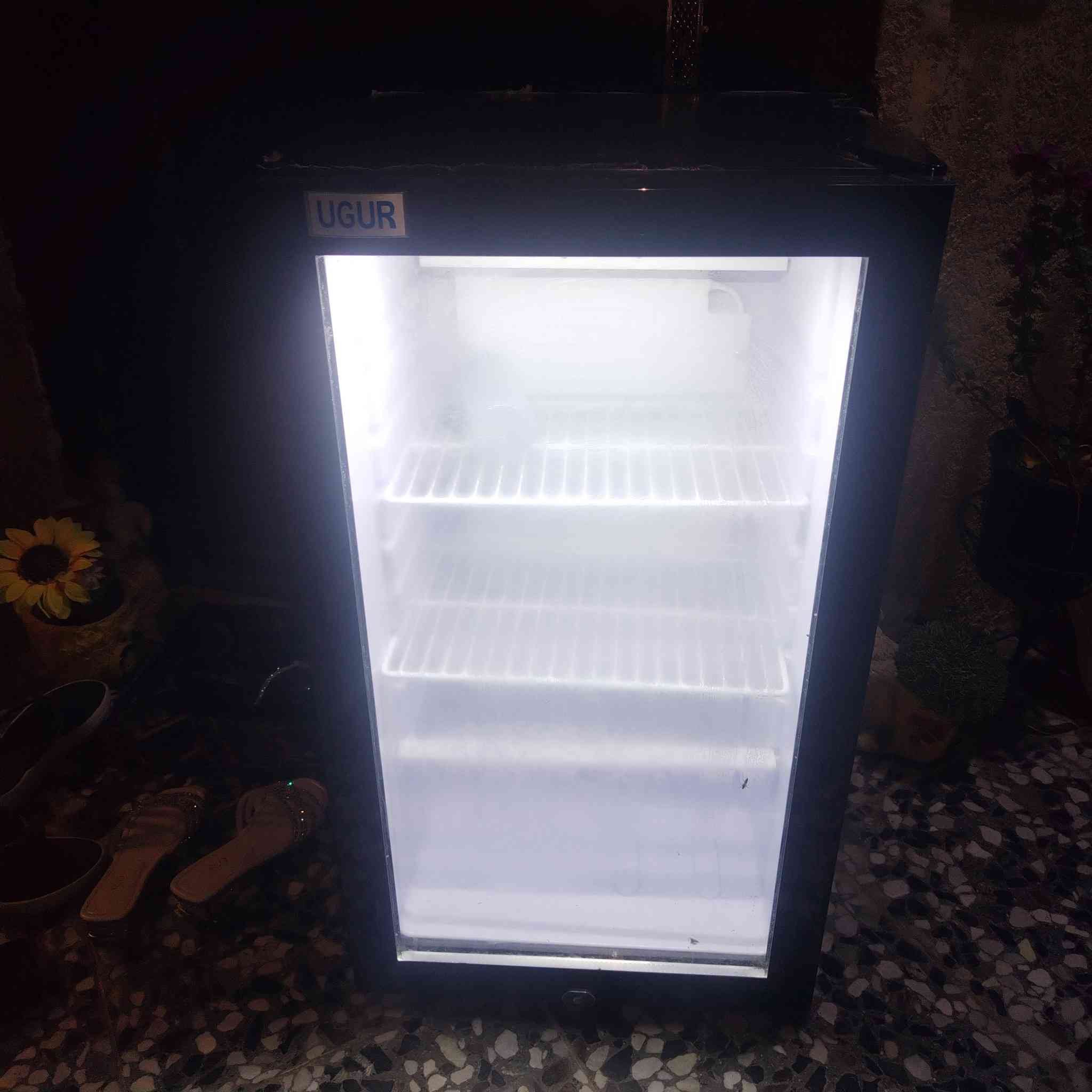 ثلاجة صغيرة شغالة كامله بس بيها صوت للبيع نهايتها ٧٥ مكان بغداد حي الكوفه مقابل ام ن
***********
