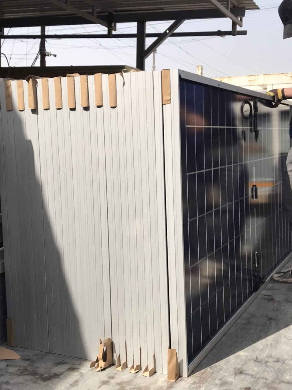 جانب من تحميل جزء من موادنا الى وكيلنا في بغداد 

الواح جينكو ٦١٥ واط الافضل عالميا مع شهادة منشأ باسم شركتنا كريد A

بطاريات هايلي العالمية الغنية عن التعريف بقدرة ١٥ كيلو واط وعدد دورات ١٠،٠٠٠ دورة مما يعني عمر تشغيلي طويل يصل الى اكثر من ١٤ سنة

انفيرترات سولارماكس تيك فاين بقدرة ١١كيلو واط 

تجهيز جملة ومفرد 
بغداد - حي الجهاد

***********-***********-***********
