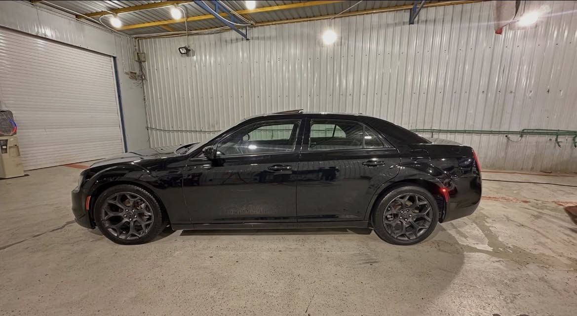 للبيع اوباما كرايسلر S300  موديل 2016 S
لون اسود 
محرك 6 سلندر  3600 
كير 8 نمر
مواصفات :

دخول ذكي بصمة 
تشغيل عن بعد 
كامرا خلفية 
بانوراما 
نظام صوتي متكامل
كشنات جلد لون أسود مع علامة s
كشنات كهربائية  
تدفئة كشنات
ويل حجم 20 انج 
كير ماوس 
شاشة كبيرة 
مصابيح امامية زينون
كير شفتات بالاستيرن 
محدد سرعة 
مع باقي مواصفات s المعروفة 
المكان البصرة
لوحة السيارة بغداد

السنوية مجددة  الى 11/2028 ( التحويل مباشر )
تقريرها بارد بالمدكر الخلفي جهة السايق
وهنا بالعراق بارد بالجاملق والبنيد ضربة خفيفة وبارد بالمدكر الخلفي 
السعر 215
للأستفسار
***********

