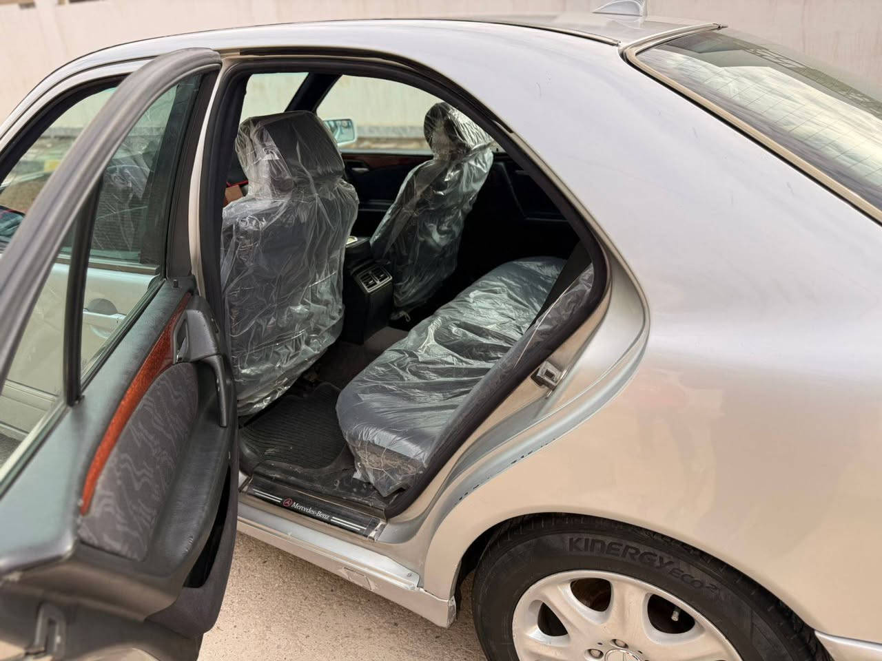 مارسيدس ام عيون رقم بغداد انكليزي دولي تحويل ثاني يوم بسمي
_موديل1997
_محرك خراطيم 6سلندر (V)المرغوب 
_محرك بلادي وناعمه
_سلايد روڤ
_تبريد ثلج بمعنى الكلمة
_تدفئة
_كشنات كهربائية
_ستيران كهرباء تحكم ستيرن
_شاشة 
_داخل اسود
_غرفه دشبول مقاعد جدد بمعنى الكلمه
_فتحه قمارة سلايد
_مري شفط
_صدر جديد
_تخم تاير جديد
_سياره فول مواصفات 
مابيه نقص برغي جاهزه سياره جديده بمعنى الكلمه ومتعوب عليه سياره مال جناي 
_السعر100 
بيع او مراوس حسب القناعة
_للتواصل
*********** واتساب اتصال
*********** اتصال
