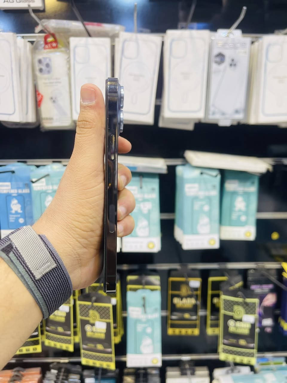 السلام عليكم 🫡
للبيع iPhone 13 pro max 
ذاكره 256 
بطاريه 100‎%‎ مبدله اصليه 
نموذج M 
نضافه 90‎%‎ لون اسود كله شغال الجهاز فقط مبدل شاشه نوعيه حلوه لا شكل ولا شمر ومبدل كامره اصليه فيس ايدي يفتح بس مياخذ الجهاز كله شغال صوت اتصال انترنيت هزاز فرمته مابيه خلل السعر قفل من الاخير 350 الف مكاني بغداد مدينه الصدر رقمي ***********
