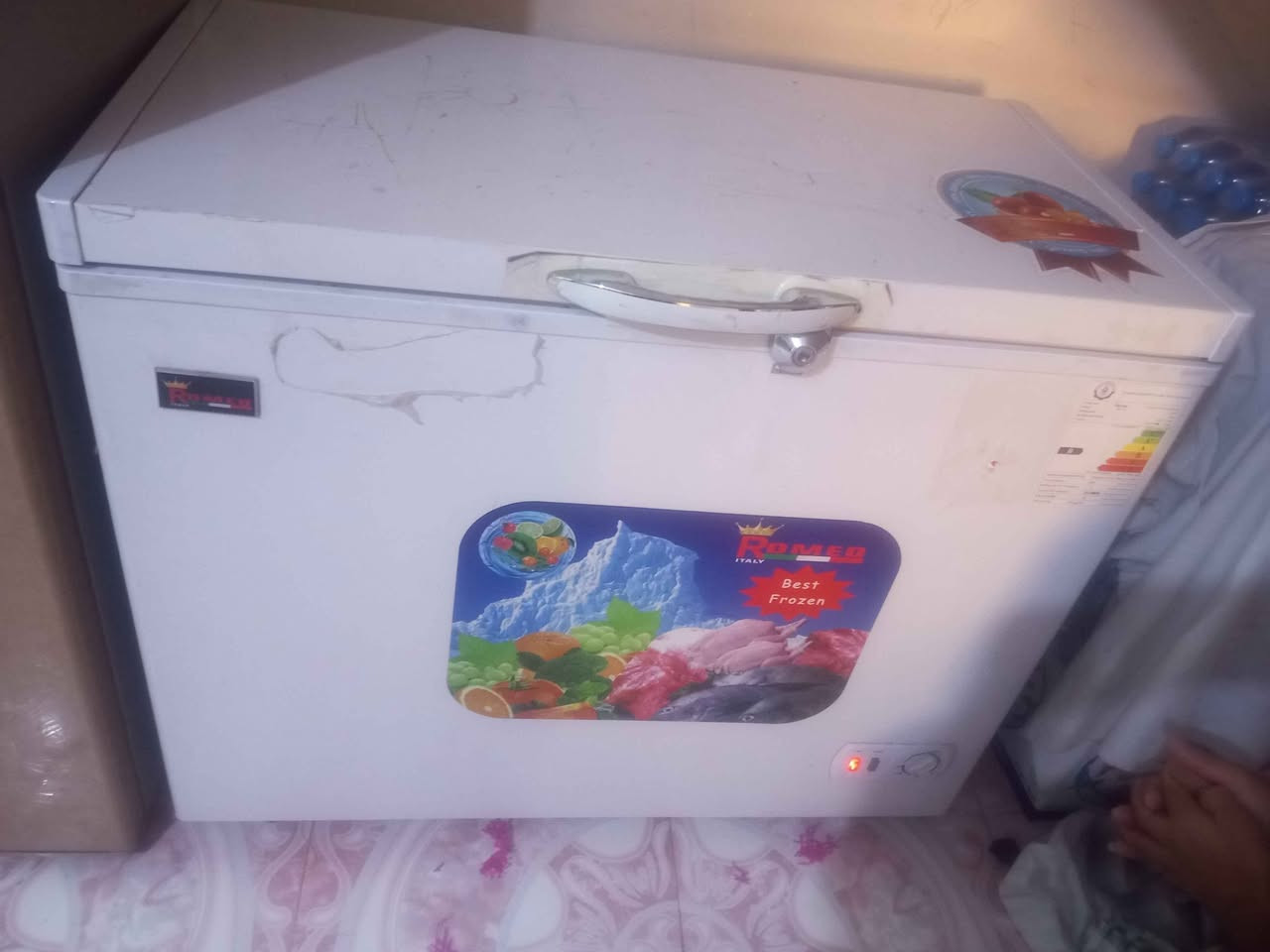 مجمدة جديده سعر 300 الف وبيها مجال للاستفسار رقم *********** البصرة, العراق
