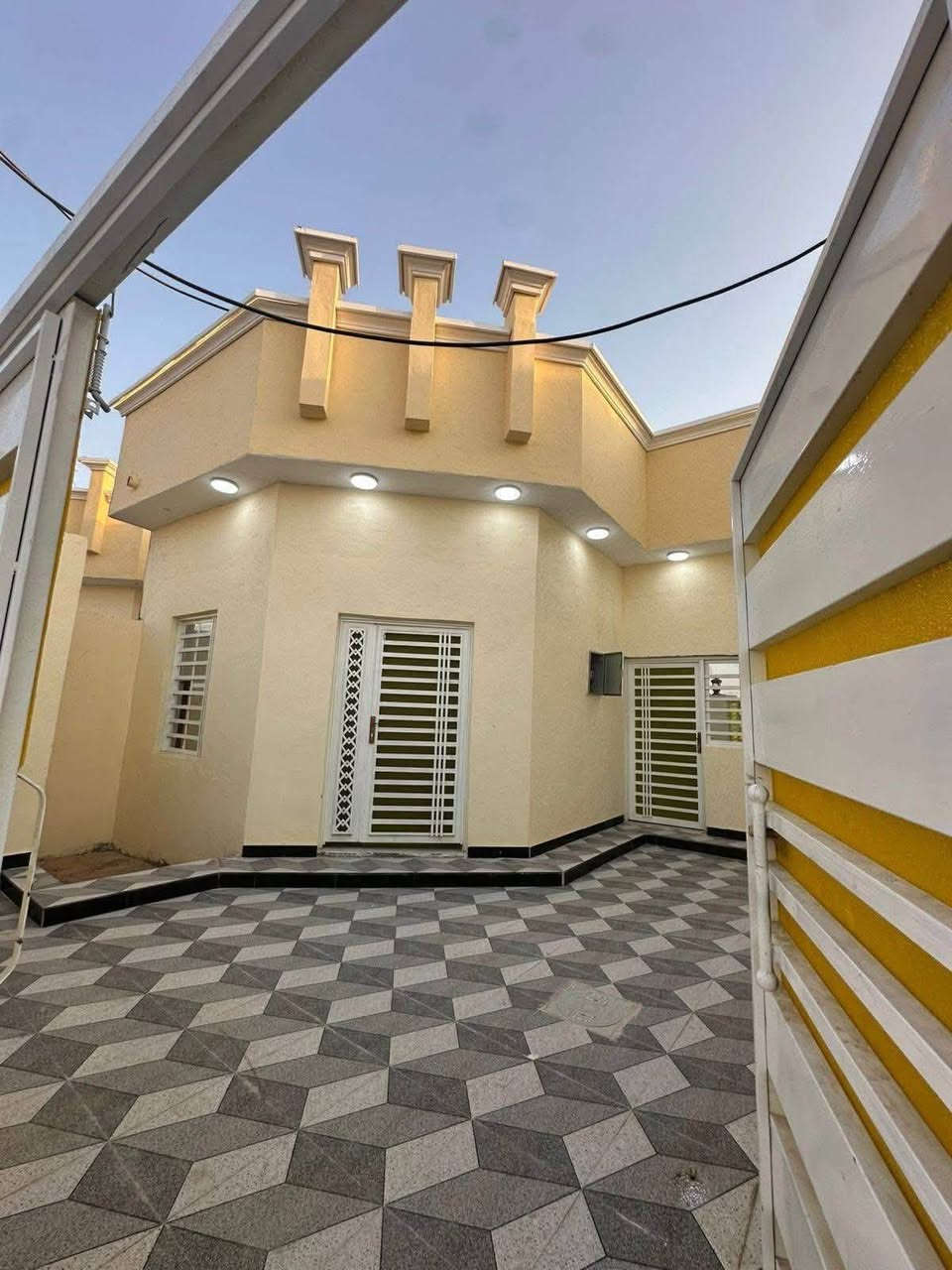 بيت للبيع شارع زين العابدين قرب مجمع عالم لرواد
١٥٠ متر طابو زاعي سند ٢٥ بسم عراقي وكاله ومكتبه ونسخه من طابو لبيت كامل من كلشي سعر ٧٧ 
*********** البصرة, العراق
