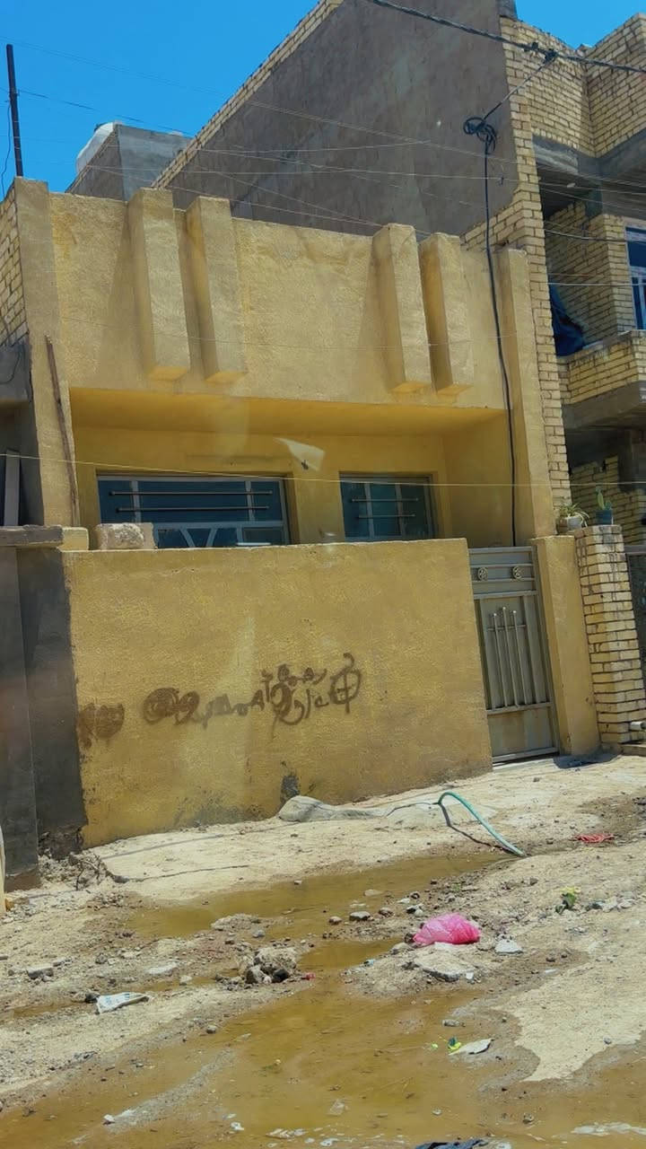 بيت مساحته 100م طابو ملك صرف على طابو بياع مقاطعه 3/10مربع تسعتالاف افضل  مربعات بيت موقع جيد وحلو 
يحتوي بيت على استقبال وحولي ومطبخ وغرفتين نوم وحمام عدد 2 ومنور بيت نقص بيه ارضيه فقط السعر 105 ب مقدمه 65مليون وباقي 40مليون تدفع على شكل اقساط إلى مصرف الإسكان ب شهر تدفع 250الف فقط  
***********
