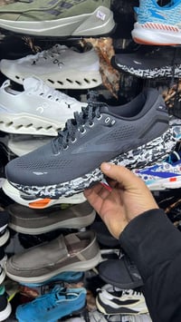 بروكس اورجنال غير مستخدم قياس 42 طول القدم 27 سم للاستفسار واتساب وبعد...