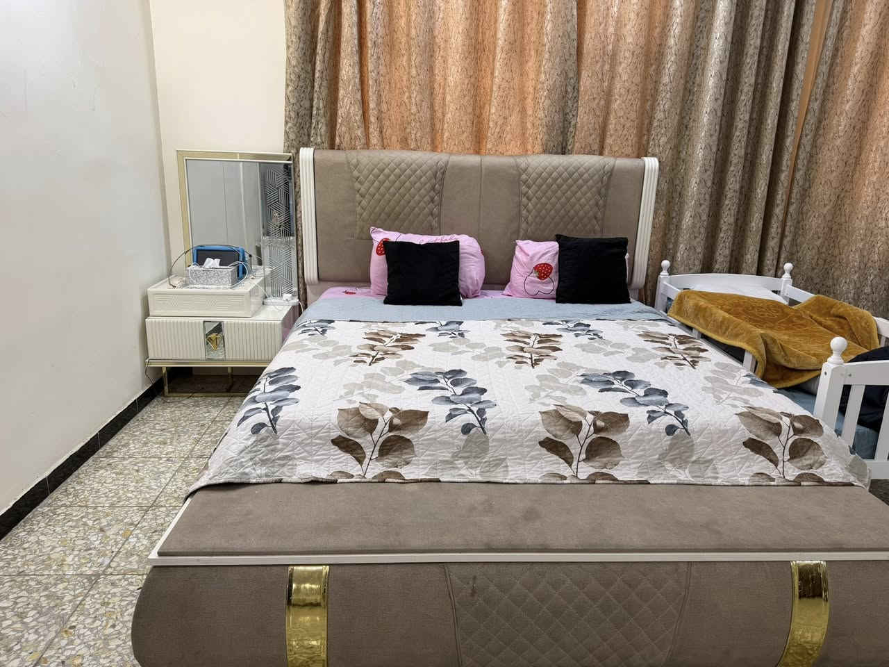 السلام عليكم
عندي هاي غرفه  7 قطع مابيها ضرر الكنتور واسع كلش
اخذتها قبل سنتين ب20 ورقه اريدها مليون و150 وبيها مجال


**إذا كنت صاحب هذا الإعلان وتريد حذفه لأي سبب، رجاءا أرسل رسالة إلى الدعم الفني**