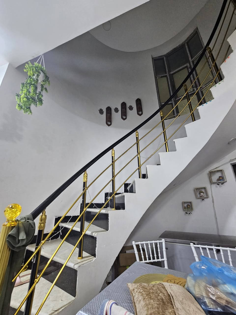 السلام عليكم بيت طابو صرف ٢٠٠ متر في مجمع الرواد شارع ١٢ رقم الوحده ٣٠٠٧ غرفتين منورين هول داخلي استقبال مجمعين صحيات بيتونه بيت جديد را رطوبه ولا اي عيب بي بيت جدا نظيف السعر ٩٧ بي مجال مطلوب للمصرف العقاري  ١٠٠ قسط الشهري ٥٤٠ تخم والمطبخ هدية ويا البيت
***********
