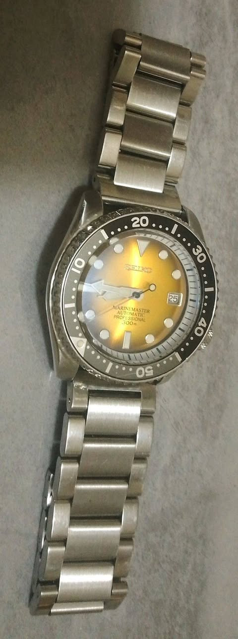 🔥 للبيع Seiko Prospex Golden Tuna SRP775 🔥
الملك مال الغواصات 👑 Marine Master

**تفاصيل الساعة:**
- الموديل: SRP775 - ياباني اصلي 100%
- المكينة: اتوماتيك 23 جوهرة
- المينا: ذهبي تدرج نادر جدا
- القطر: 52ملم - ستيل كامل اصلي
- مقاومة الماء: 300M Professional Diver
- القفل: STAINLESS STEEL اصلي
- الحالة: ممتازة جدا - اخو الجديد

**السعر:** 1,200,000 دينار عراقي - قابل للتفاوض للجادين فقط
**للتواصل:** *********** واتساب + اتصال
**المكان:** بغداد - متوفر فحص وتجربة

الصور والفيديو حقيقيات للساعة
الساعة نادرة بالعراق وما موجود منها هواي
