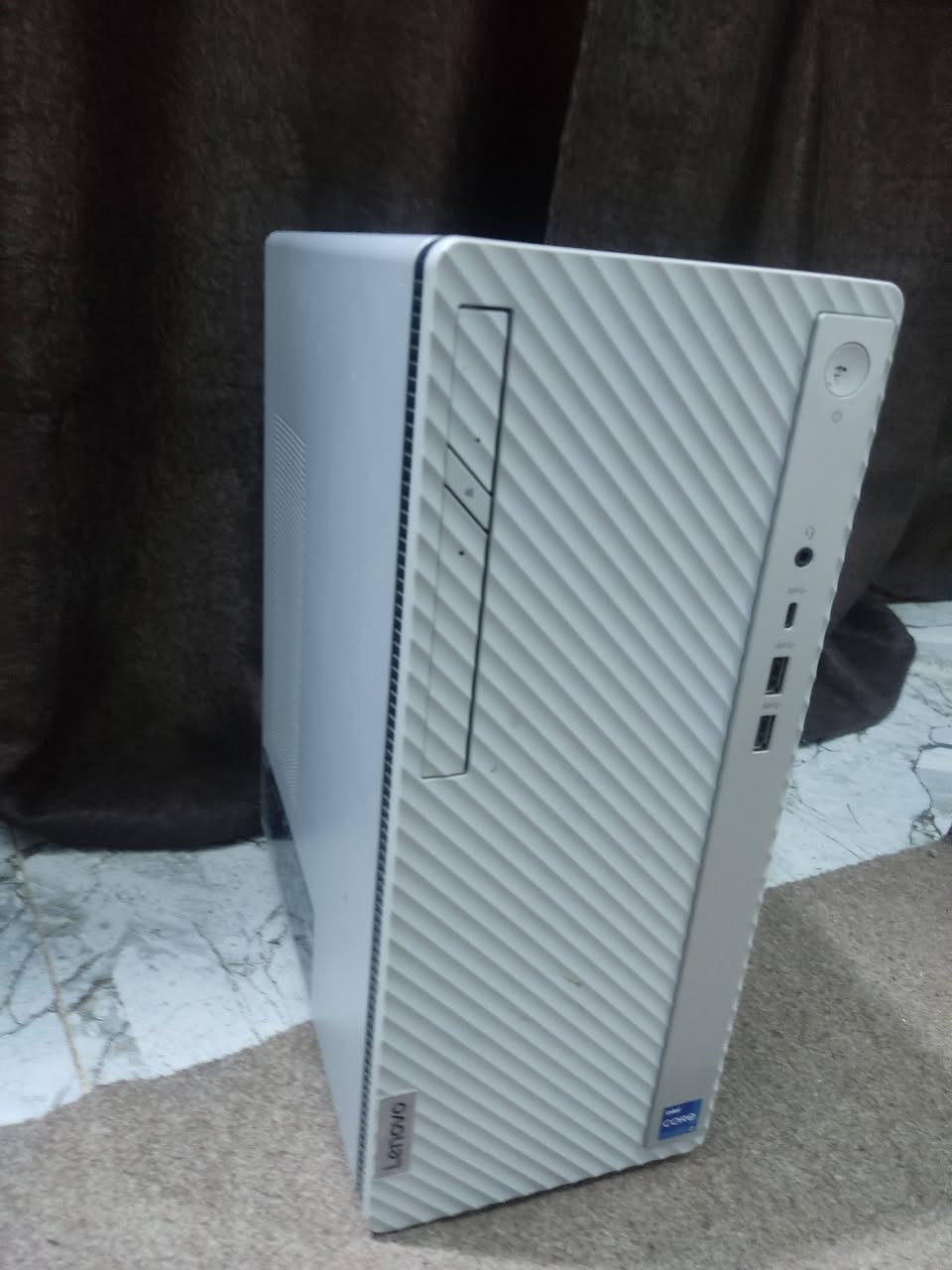 Lenovo
1-Processor: 12th Gen Intel (R) Core (TM) i7-12700 2.10 GHz 

2-installed Ram : 8.00 GB

4-Storage:1.36 TB

3-Graphich Crad: 128 MB (Intel R UHD Graphics 770)

Keyboard+ mouse
هاي مواصفات الجهاز 
+ كلش ممتاز واخو النضيف كلش مرتاح علية وما ابيعة لو ما محتاج فلوس 
اني مشتري ب مليون ومية وعارضة هسة ب 750 الي يريدة يتواصل وياي ***********
