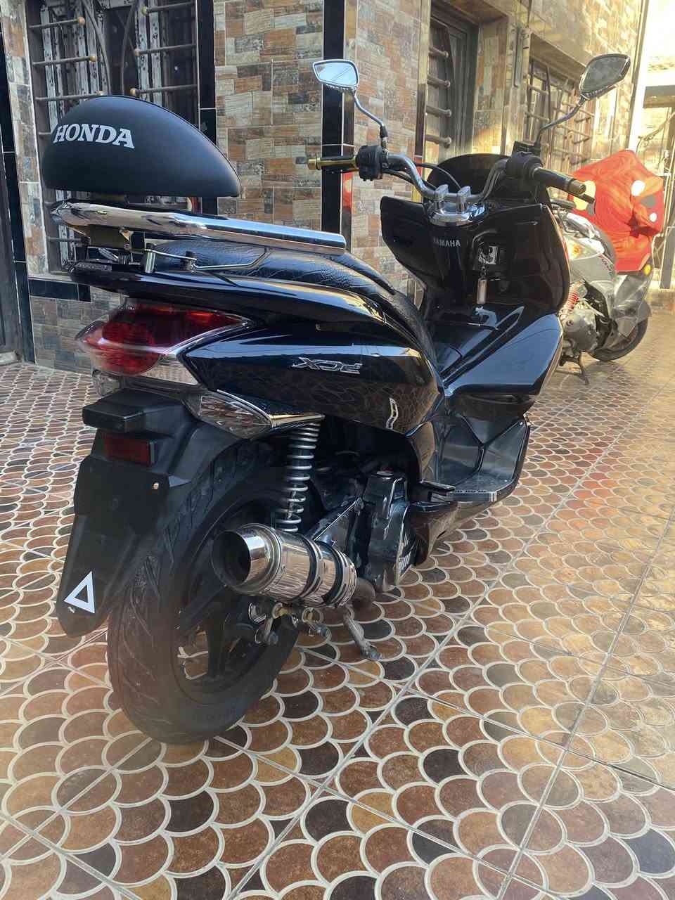 السلام عليكم للبيع دراجه pcx جيل الأول دراجه مال رمبه مديل 18 مآخذها رمبه عله أيدي مو بياع شراي حجم المكينه 150ياباني الأصلي دراجه ياباني الأصلي كامله من كلشي ستان كهربائي حساس ازدحام دراجه جديده بمعنه الكلمه ودراجه مزوده مال رمبه  وأحله امنل صوره دراجه مكينه وكهربأيان كفاله عامه اي نقص ما بيه السعر مليون و650 وبيه مجأل قليل اي استفسار ***********
