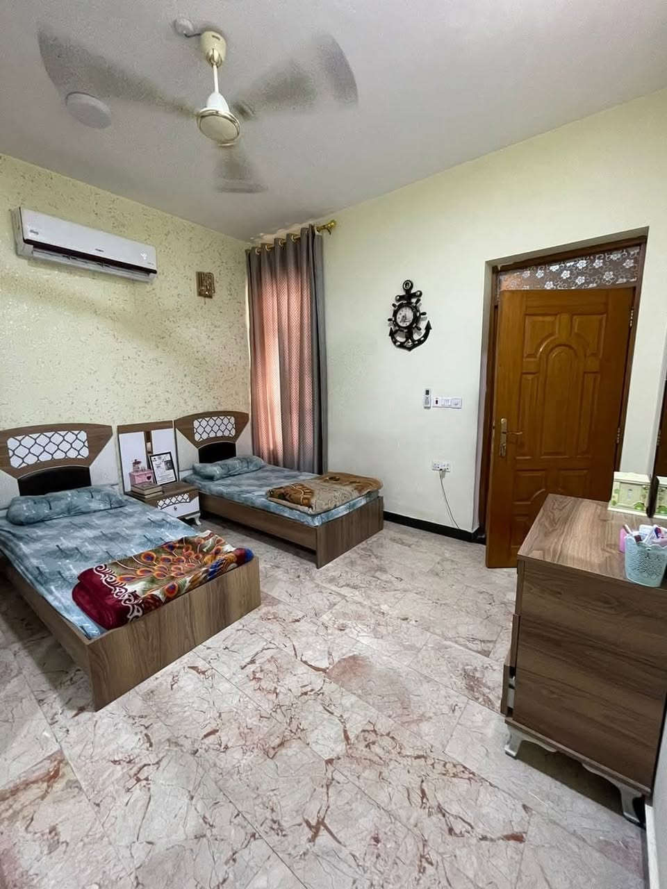 🔴 للبيع بيت مساحة ١٣٥ م
يتكون من : 
- الطابق الارضي يحتوي على غرفة نوم ومطبخ مفتوح وحولي وصالة وحمام غربي وحمام شرقي مع مناور عدد ٢ 
- الطابق الاول يحتوي على حولي و٣ غرف نوم وحمام وحمام شرقي 
- الطابق الاخير يحتوي ع غرفة مخزن(بيتونه) والسطح

موقع البيت الحرية / دباش / ع الشارع العام الرئيسي المؤدي الى اعدادية الحرية وساحة عدن وتقاطع شارع بستان الچلبي 
للاستفسار عن السعر الاتصال على الارقام 👇🏻 
*********** 
***********
