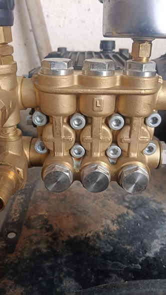 السلام عليكم للبيع ماطور غسيل 15حصان الضاقطه 200بار ما مستخدم الله شاهد ***********
االسعر 900قفل بصره
