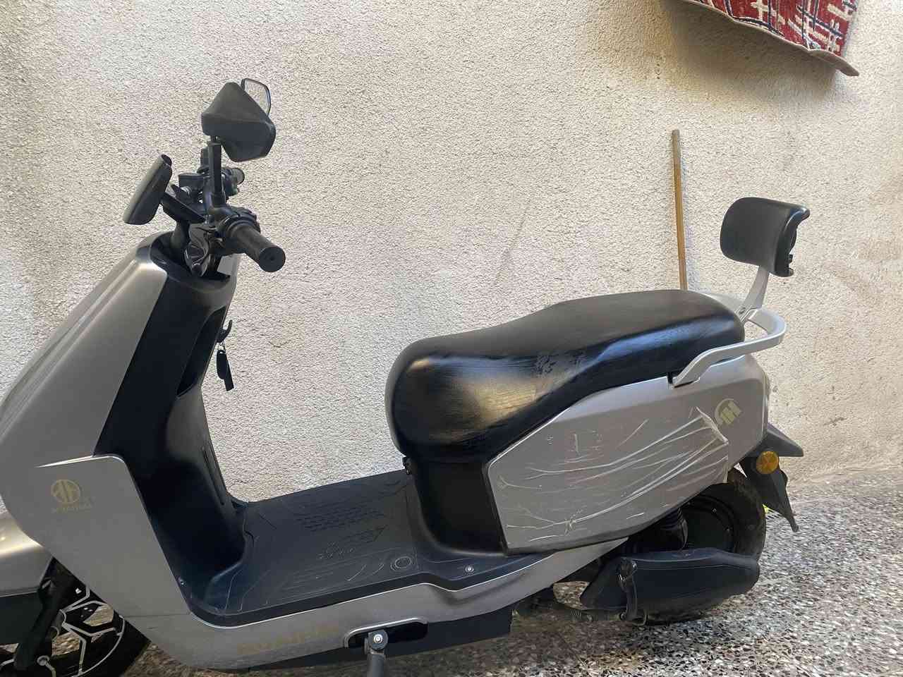 اسلام عليكم دراجه شحت 6بطاريات تمشيك 60كيلو حقيقي
3نمر سرعه50
الدراجه نضيفه وعمليه بيها بس ظربه موضحه ب الصور 
السعر 600 وبيها مجال مكانها الشعب
***********
