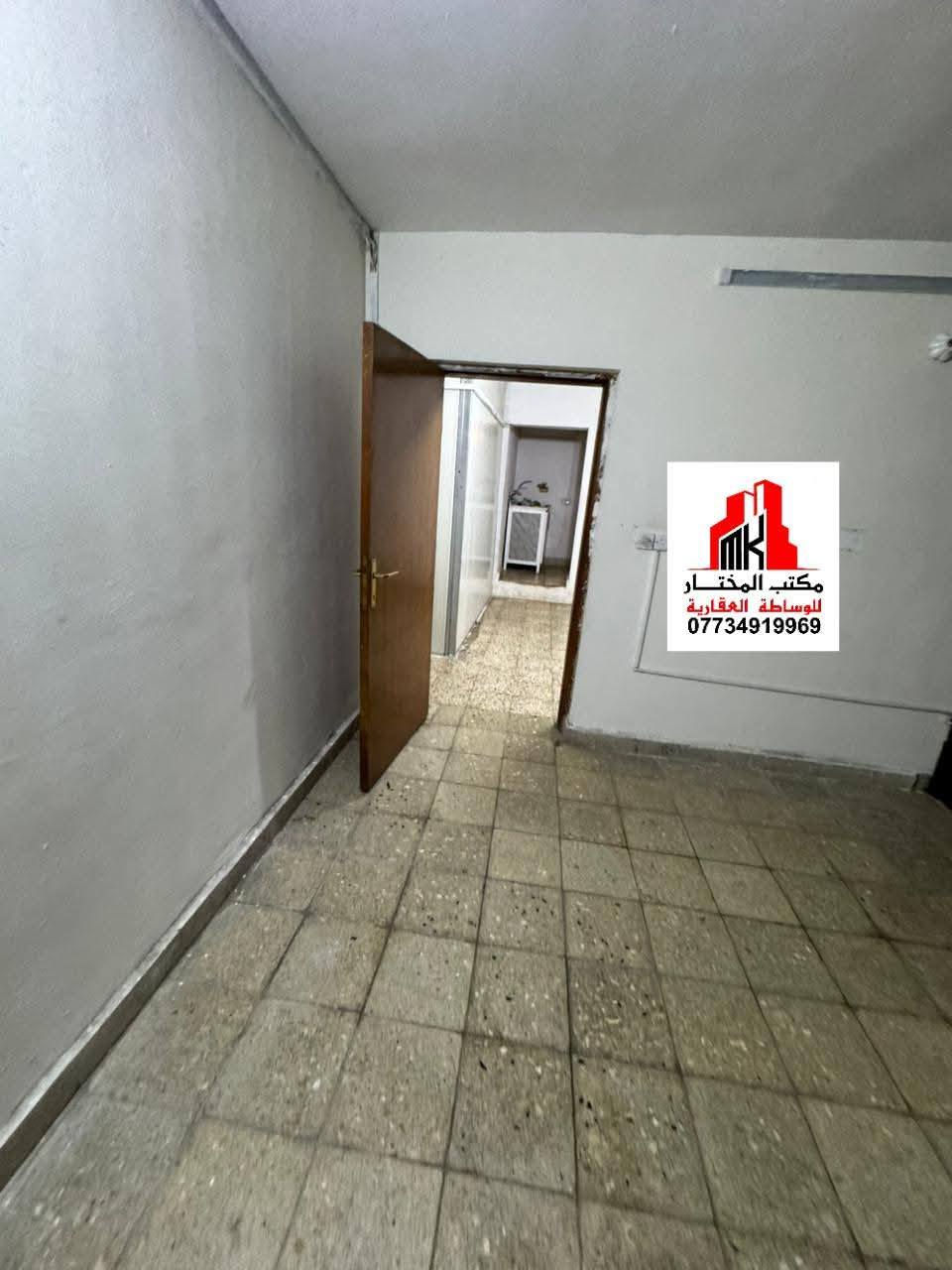 🏠 #للايجـٰآر__في__السيـديـه
مشتمل طابق اول معزول 
يحتوي على حولي وصاله كبيره
 وغرفه كبيره ومطبخ حار بارد وصحيات وسطح 
مطلوب عائله صغيره نفرين وطفل 
الموقع السيـديـه قرب شارع قطر الندى
بدل الإيجار ٥٥٠ الف 
📱_______________  ☎️ 
للاستفسار #مكتب_المختار_للوساطه_العقاريه
اتصال +واتساب 📞 📱 
***********
