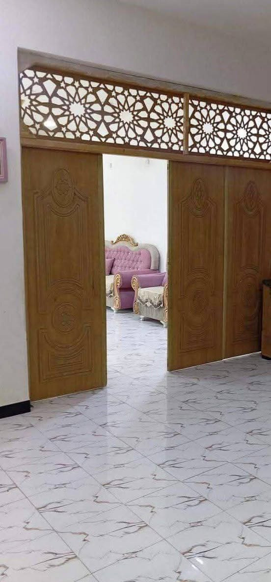 السلام عليكم
بيت للبيع مساحة 250م ، واجهه10، نزال25، طابو زراعي سند 25 
يحتوي ع الإستقبال ٦ونص ×٤ صافي 
المطبخ ٥ونص ×٤ البارد الحار ٤×٢ 
الكلدور ٩ ×٤ 
مجمع صحيات 
غرفتين نوم 
غرفه ٥ونص×٤ + غرفه ٥×٤ 
كراج ٩×٣ + حديقه
السعر 135وبي مجال ،
العنوان:شارع100 قرب شارع شريفه(ع) محيزم الرابعة
الاتصال على الرقم: ***********
