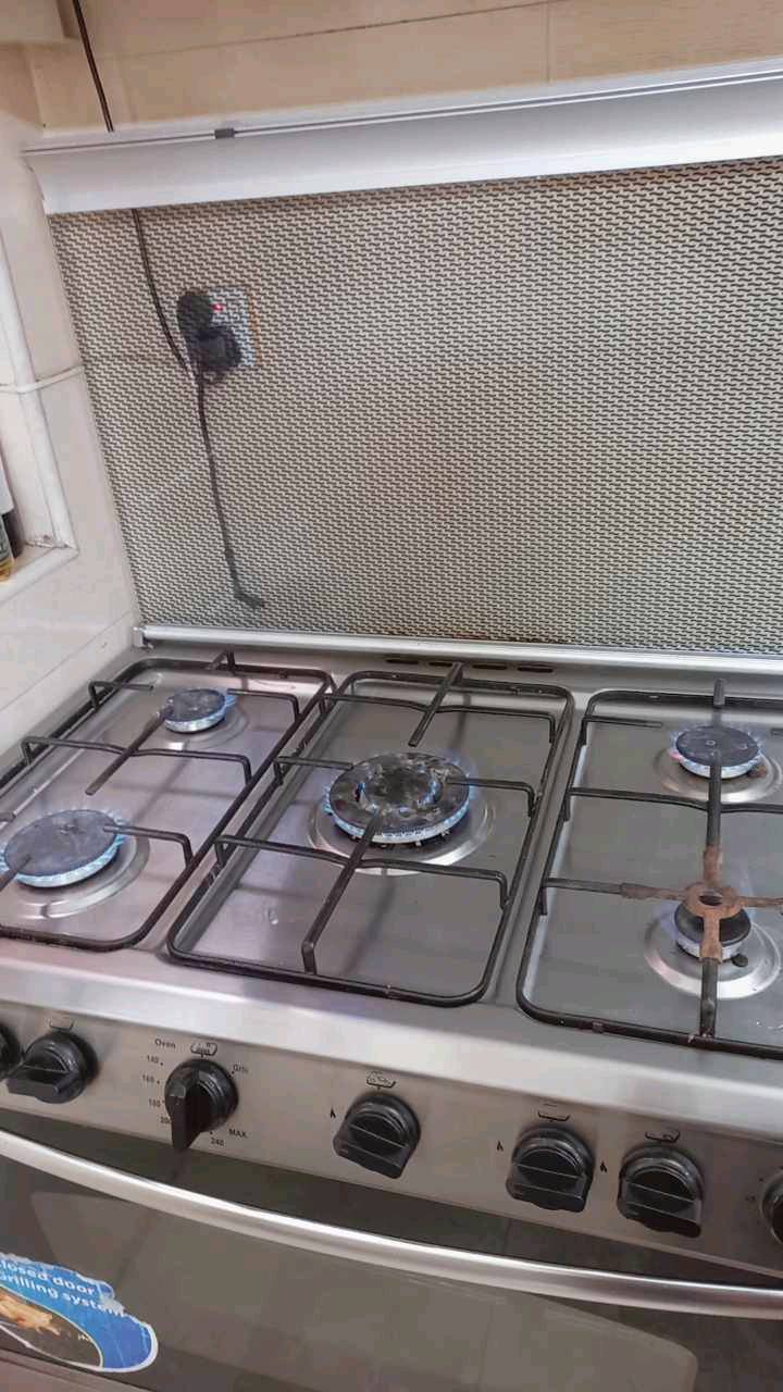 طباخ غاز حديث بحالة ممتازة، يحتوي على أربع شعلات مع فرن واسع للاستخدام اليومي أو المناسبات. الطباخ مصنوع من مواد عالية الجودة ويتيح التحكم الكامل بدرجات الحرارة سواء في الشعلات أو الفرن. مناسب لأي مطبخ حديث ويتميز بسهولة التنظيف والاستخدام.