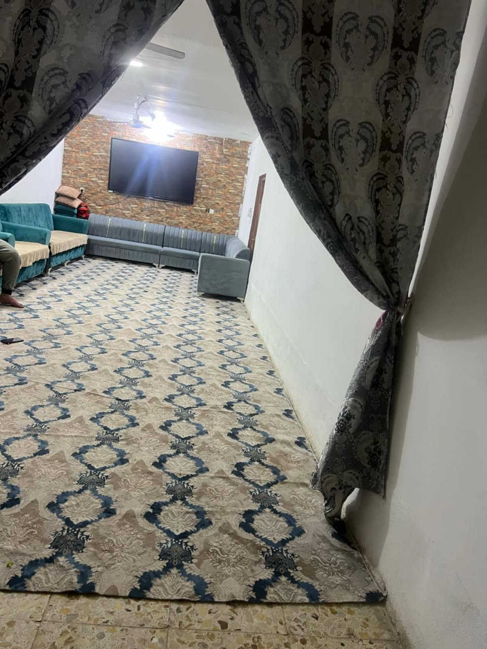 بيت للبيع قرب جامعه بابل منطقه السجاد عليه السلام مساحه 300م يتكون من غرفتين نوم وهول كبير واستقبال ومطبخ وباقي التفاصيل وحديقه يقع البيت ع الشارع تبليط للباب هاتف ***********
